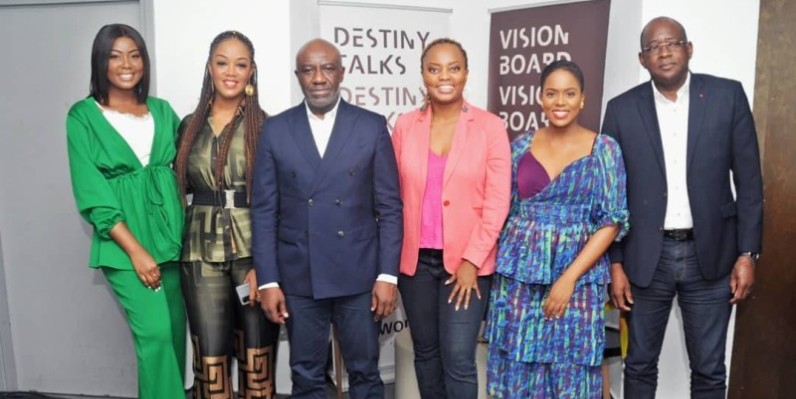 Le ministre Adom et l'ambassadeur Haidara ont posé avec quelques participantes. (Photo : DR)