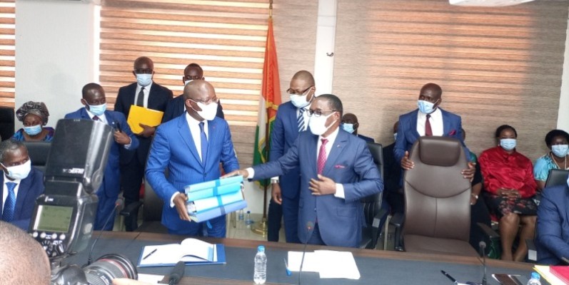 Aka Aouélé (à droite) a confié une pile de dossiers à Pierre Dimba. (Photo : DR)