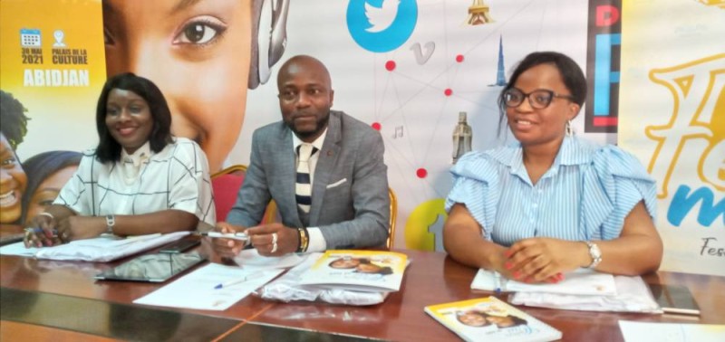 Mireille Andoh Beniakrou, chargée de communication (à gauche), le commissaire général du Festi' Mum, Diomandé Kassindou (au centre), la commissaire générale adjointe, Sabrina Fodzo (à droite), ont annoncé la tenue bientôt du festival. (Marie-Ange AKPA)