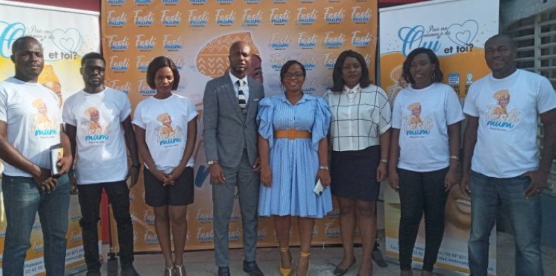 Photo de famille après la conférence. (Marie-Ange AKPA)