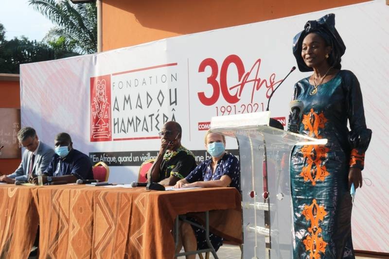 Roukiatou Hampâté Bâ, présidente de la Fondation, a remercié le public et les différents soutiens de l'organisation de cet hommage. (DR)