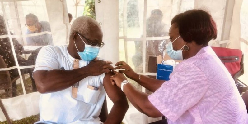 Un des salariés de la Scb en train de se faire vacciner.(DR)