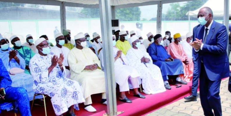 M. Drissa Koné, conseiller spécial du Chef de l'Etat chargé des cultes et du social, s'adressant à la famille du défunt imam et aux membres du Cosim. (Poro Dagnogo)