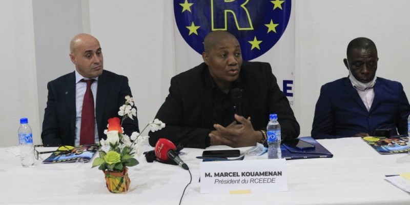 Le président du Receede (au centre) décline les axes du réseau. (Ange Kumassi)