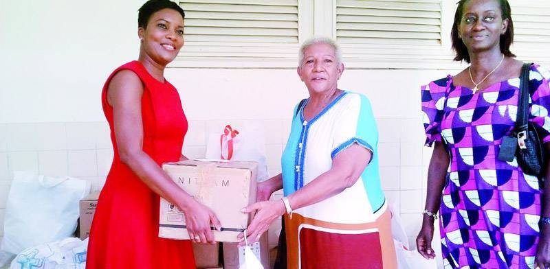 Jeanne Sissoko Zézé, la présidente du Randap (à gauche) remettant un lot de médicaments à Dr Vilasco Brigitte, chef du service du centre des grands brûlés. (Photo : DR)