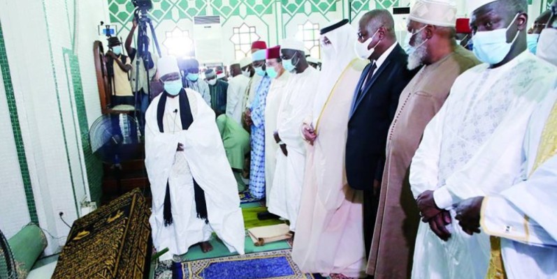Le cercueil du Cheikh Mamadou Traoré à la mosquée de la Riviéra Golf lors de la prière mortuaire (DR)