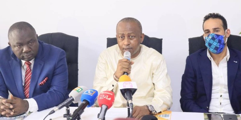 Siriki Sangaré (au micro) décline l'objectif du forum. (Bavane)