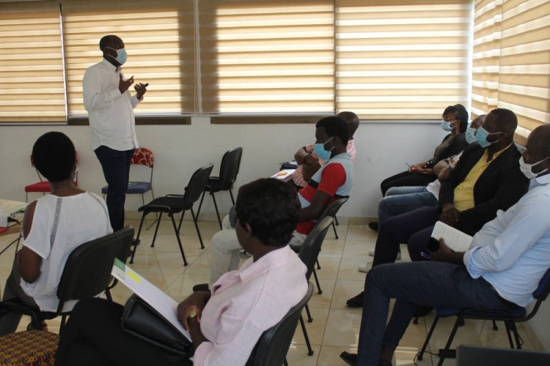 Eric Kacou, co-fondateur de Es Partners échange avec la première vague de bénéficiaires du programme. (DR)