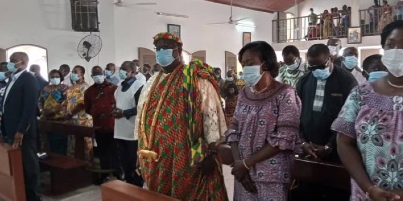En compagnie des fidèles de la paroisse Saint Thomas d’Agban-village, le ministre a confié à Dieu les actions du Président Ouattara.