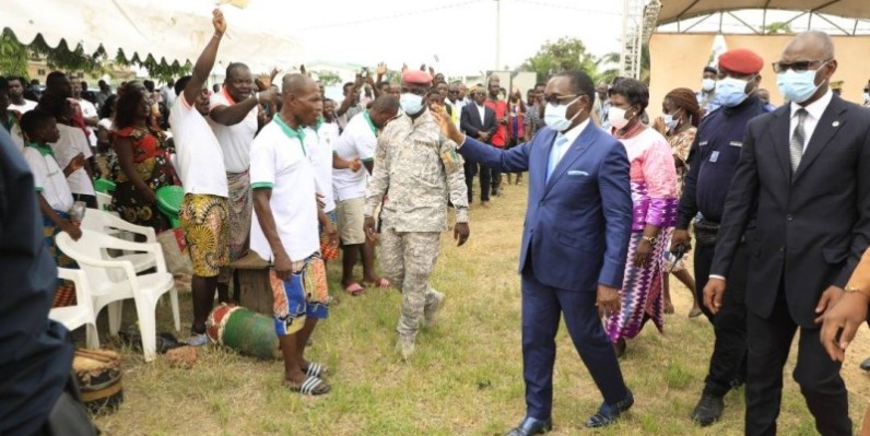 Le président du Cesec, Eugène Aka Aouélé, a communié avec les populations lors de sa tournée dans le Sud-Comoé. (DR)