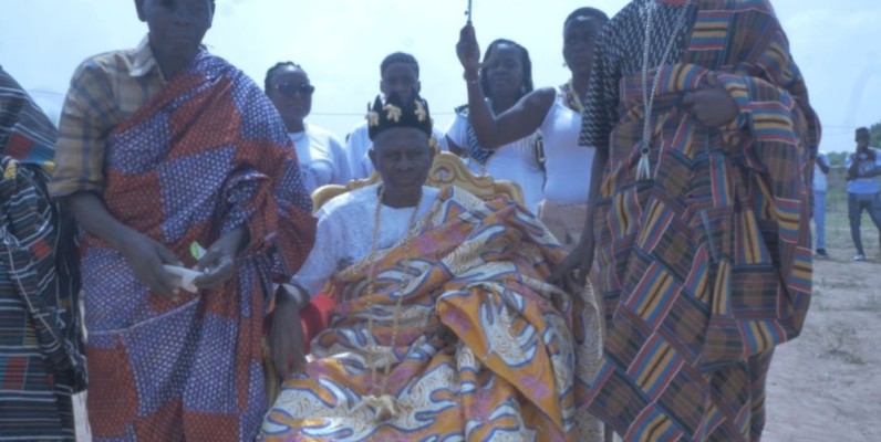 Nanan Konan Kouamé (assis) est le nouveau chef du village de M’Brakro. (Photo : DR)