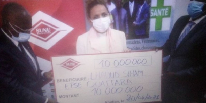 Mme Ouattara heureuse de recevoir le chèque de 10 millions de Fcfa (DR)