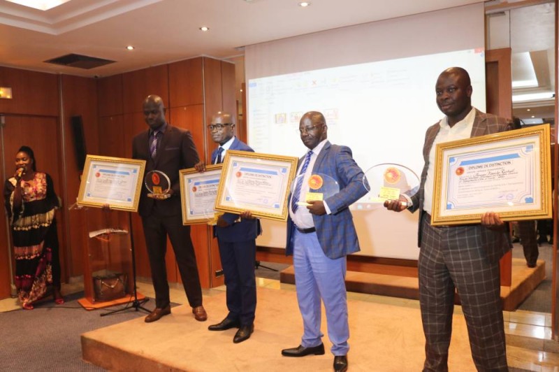 Tous les lauréats heureux de recevoir chacun prix qui met en relief ses efforts (Bavane)