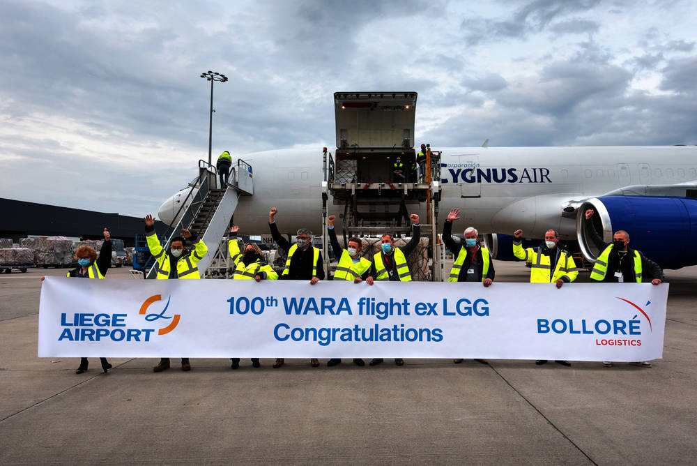 L'équipe de Wara air service, célébrant le 100ème vol. (Dr)