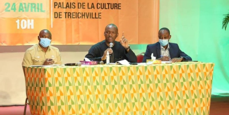 Mamadou Touré (au centre), ministre de la promotion de la jeunesse, de l’insertion professionnelle et du service civique. (DR)