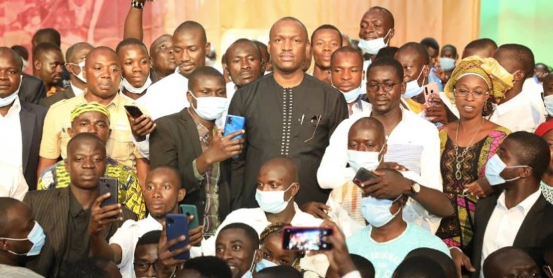 Photo de famille à l'issue de la rencontre (DR)