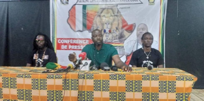 Le king Fadiga Nabi Adjouba (au centre), lors de la conférence de presse. (DR)