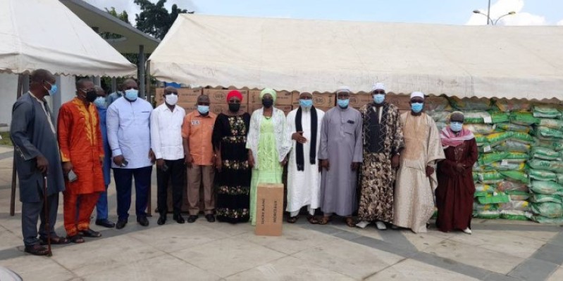 Kandia Camara offre des vivres à la communauté musulmane d'Abobo. (DR)