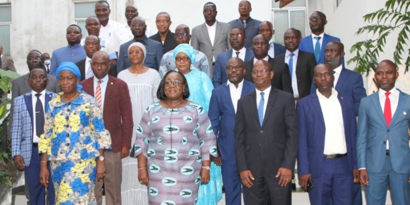 Anne Ouloto (au premier rang) souhaite un cadre de dialogue permanent avec les syndicats. (Photo : DR)
