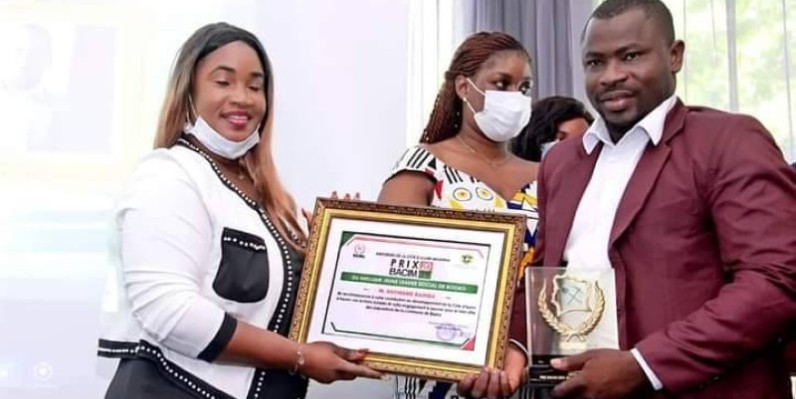 Ousmane Bamba recevant son prix. (DR)