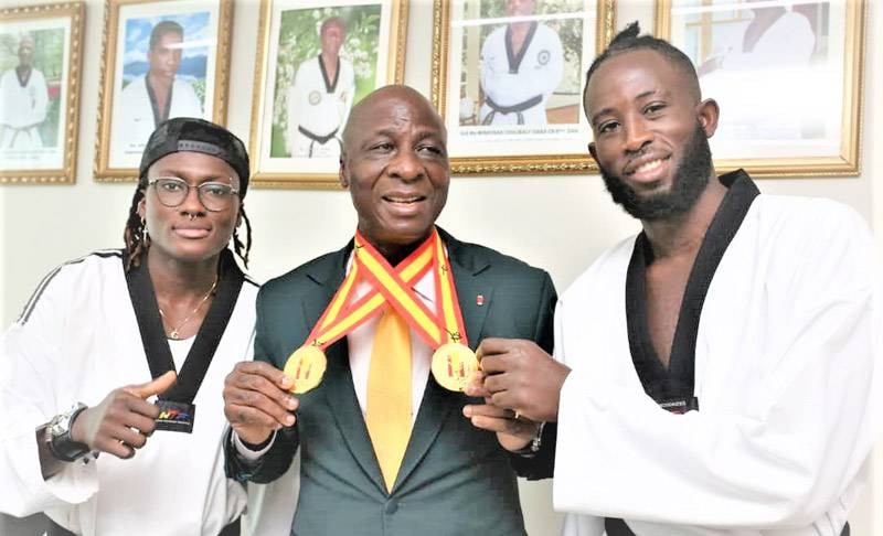 Le président Bamba Cheick, entouré de ses vaillants médaillés olympiques, lundi au nouveau siège de la Fitkd. (Photo : DR)