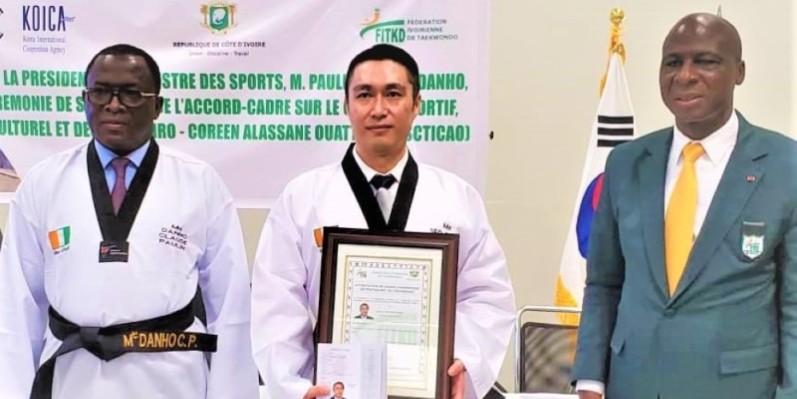 Le ministre Danho Paulin (à gauche), Seo Donsung le directeur pays de la Koica et le président Bamba Cheick de la Fitkd, lors de la signature de l’accord-cadre, en décembre 2020. (DR)