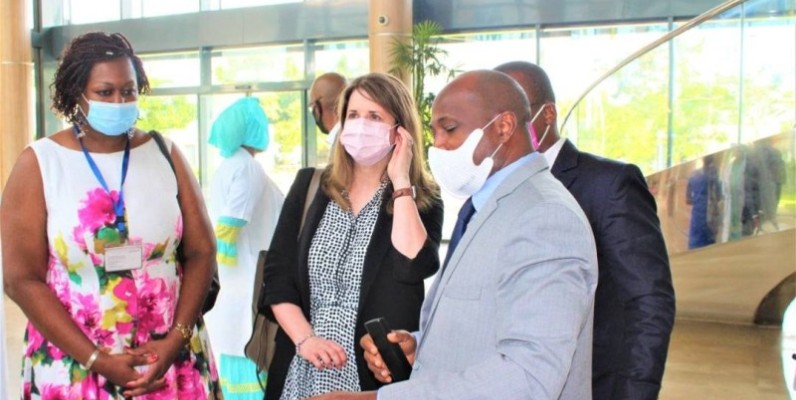 Les responsables de l'Hôpital Mère-Enfant de Bingerville ont salué ce projet et souhaité un accompagnement dans plusieurs autres domaines dont la formation. (Photo : Hme)