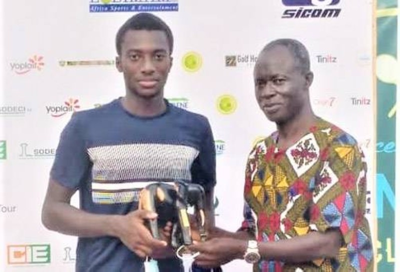 Myko a reçu son trophée des mains du directeur général de la Fit, Souleymane Ouattara. (DR)