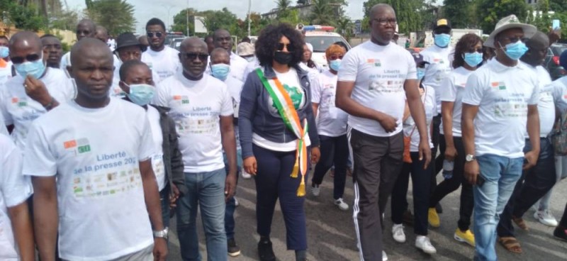 La plus jeune députée de Côte d'Ivoire a défilé aux côtés du président de l'Unjci, Jean-Claude Coulibaly et des journalistes.
