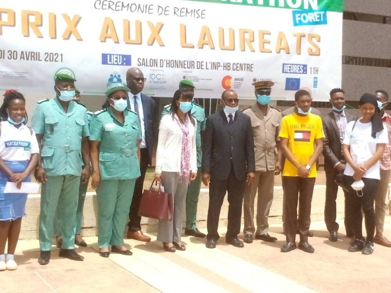 Les lauréats ont posé avec les officiels.
