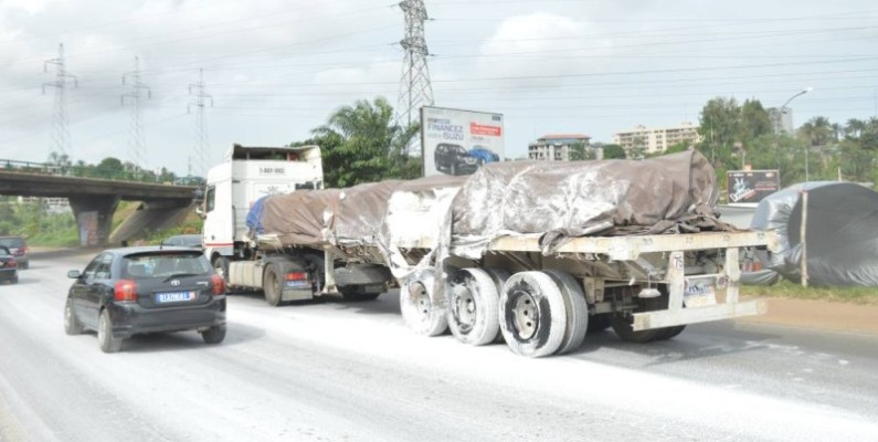Le camion-remorque transportant la farine. (Photo : Julien Monsan)