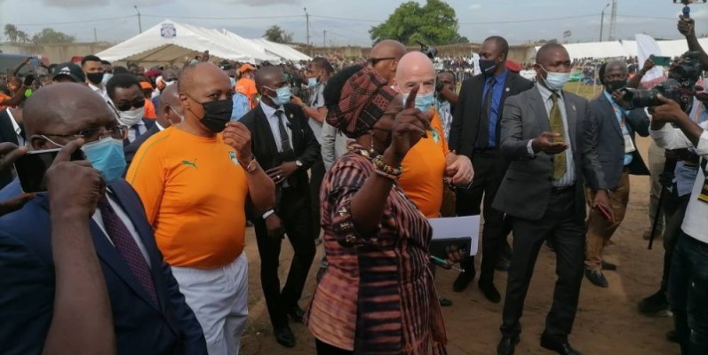 Une foule en liesse a accueilli les présidents Motsepe et Infantino à Abobo. (DR)