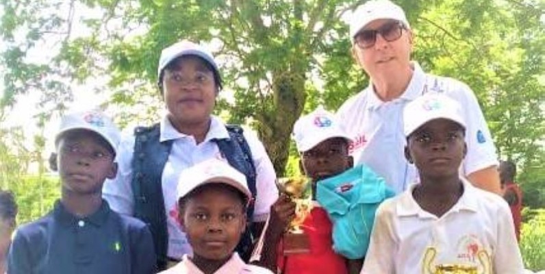 M. et Mme Lemmens (en arrière plan) ont permis au enfants de passer un week-end de rêve à l'Ivoiore golf club. (DR)