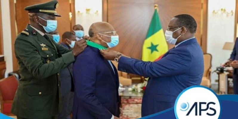 L'Ivoirien Jean-Claude Brou recevant sa distinction. (DR)