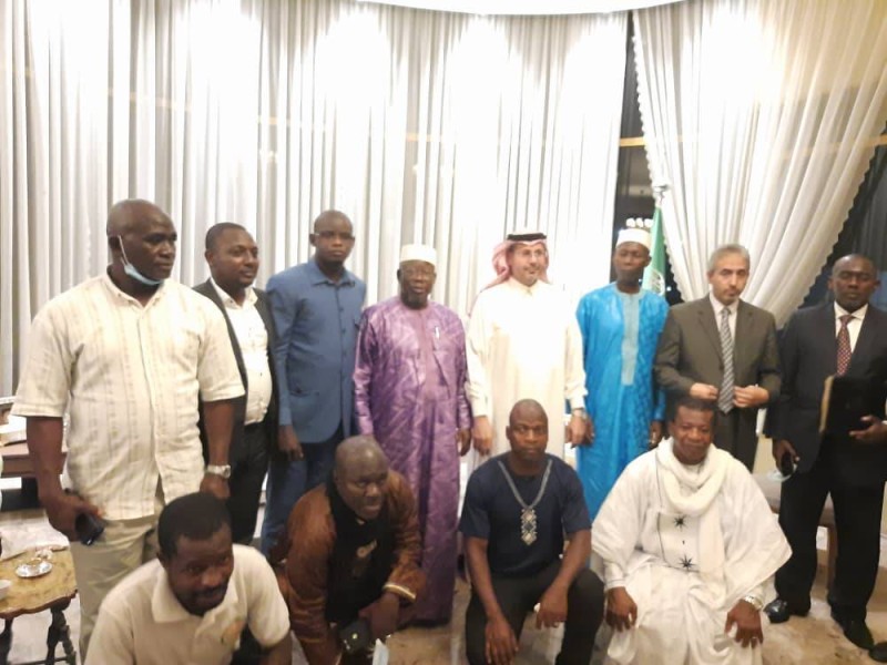 Des membres de l'UjicomCi autour de l'ambassadeur d'Arabie Saoudite (DR)