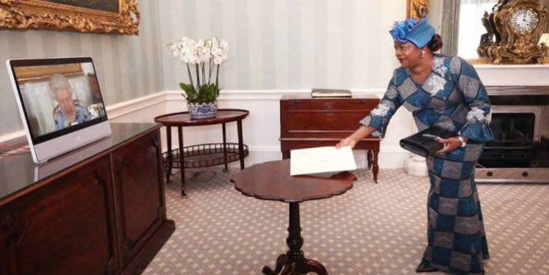 L’Ambassadeur Amani Sara présentant ses Lettres de créance à Buckingham Palace.(DR)