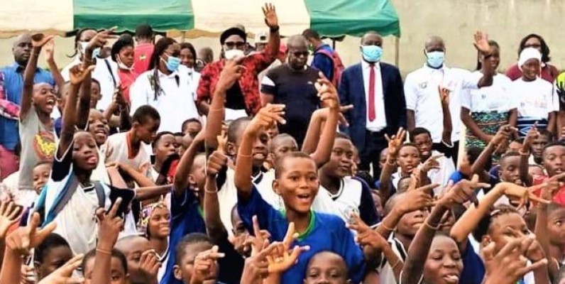 Les élèves se sont donné à coeur joie, samedi dans les rues de Yopougon. (Dr)