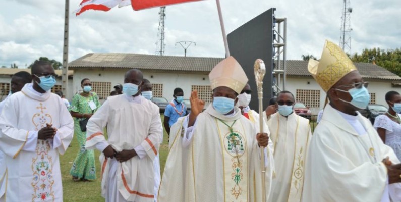 Mgr Bruno Essoh Yedoh faisant son entrée au stade Dabou. A l'extrême droite, Mgr Jean Salomon Lézoutié, Evêque de Yopougon. (Julien Monsan)