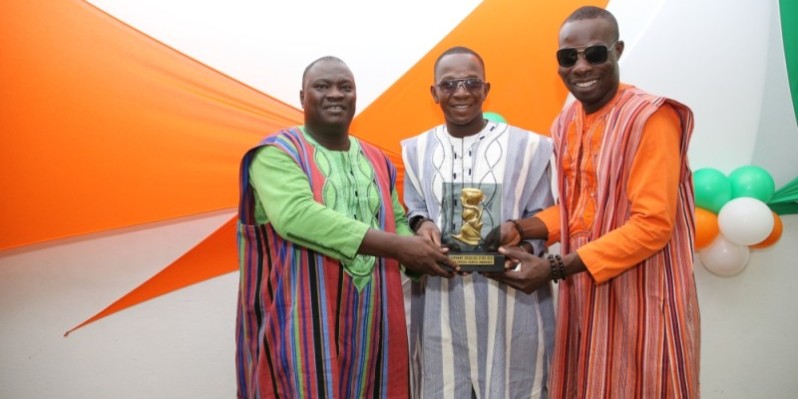 Le trio burkinabè fier de brandir leur trophée remporté en Côte d'Ivoire (Poro)