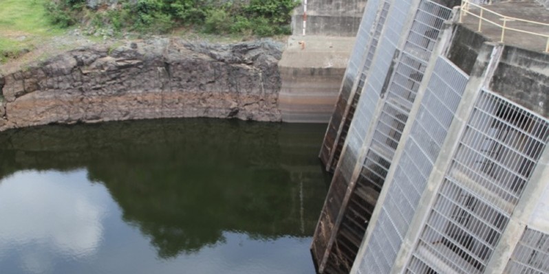 Le niveau de l’eau dans le réservoir du barrage de Kossou a fortement baissé. (Photo : Josephine Kouadio)