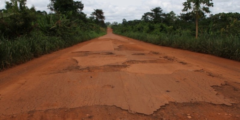 La route menant à Kossou en état de dégradation avancée. (Photo : Joséphine Kouadio)