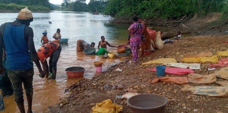 Des orpailleurs clandestins en plein boulot. (Photo : Marie-Ange AKPA)