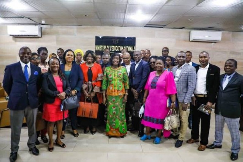 La ministre en charge de l'Education nationale et l'ensemble des éditeurs de Côte d'Ivoire (DR)