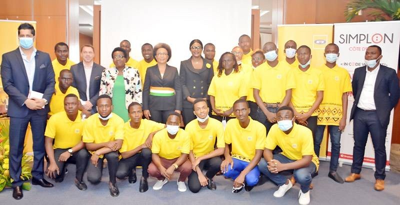 Les jeunes formés ont pris la photo de famille avec les responsables des structures. (DR)