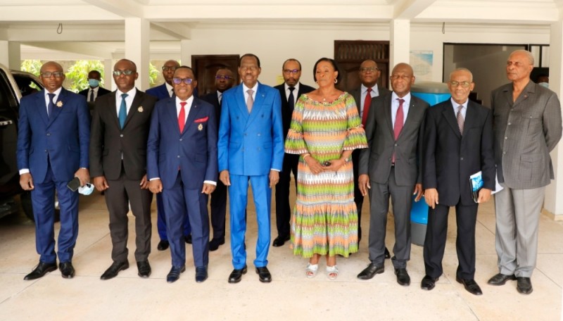 Les présidents Aka Aouélé et N’Golo Coulibaly et leurs collaborateurs respectifs après la rencontre. (DR)