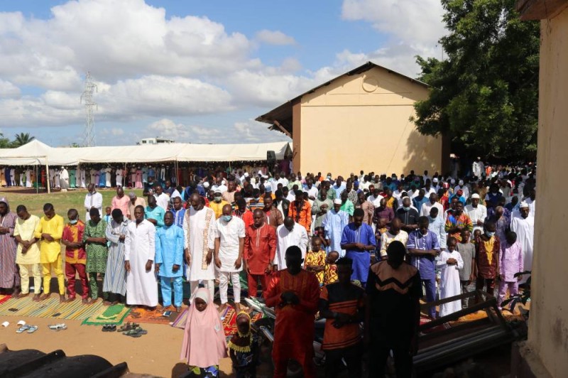Les fidèles musulmans de Bingerville ont prié pour le pays. (Bavane)