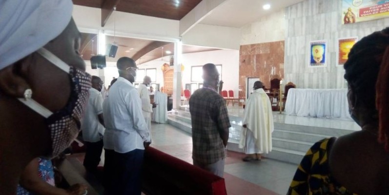 Les fidèles de la paroisse Saint-Pierre d'Anoumabo en méditation. (Photo : M.A AKPA)
