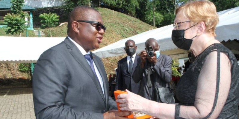 Le ministre de la Communication, des Médias et de la Francophonie, Amadou Coulibaly (à gauche) remettant la médaille à Danielle Dona-Fologo. (Photo : Joséphine Kouadio)