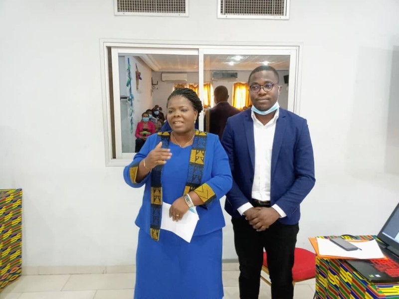 Fidèle Aké Diomandé, directrice générale de Vallesse éditions, en compagnie du développeur de l’application, Ben Ismael Diomandé.(DR)