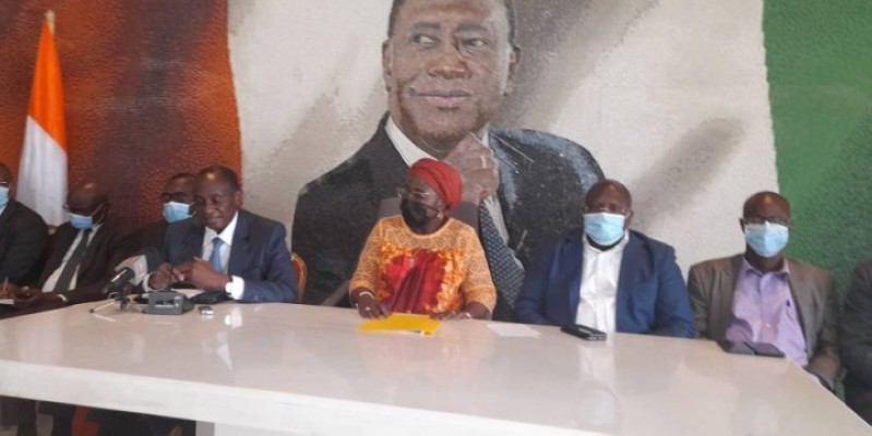Jeanne Peuhmond (3è à partir de la droite), 1er adjoint au maire d'Abobo. (DR)